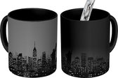 Magische Mok - Foto op Warmte Mok - de skyline van New York in de nacht - zwart wit - 350 ML
