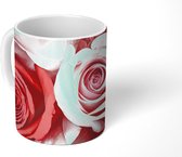 Mok - Een close-up van een boeket van roze en rode rozen - 350 ML - Beker