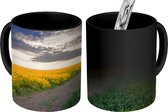 Magische Mok - Foto op Warmte Mok - Eenzame boom in een geel veld - 350 ML