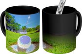 Magische Mok - Foto op Warmte Mok - Een golfer put de bal in de hole - 350 ML