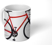 Mok - Koffiemok - Een rode racefiets tegen een witte achtergrond. - Mokken - 350 ML - Beker - Koffiemokken - Theemok