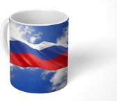 Mok - Koffiemok - De vlag van Rusland wappert in de lucht - Mokken - 350 ML - Beker - Koffiemokken - Theemok