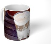 Mok - Afbeelding van een latte macchiato en een boek - 350 ML - Beker