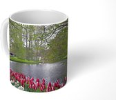 Mok - Witte en roze tulpen langs het water in de Keukenhof in Nederland - 350 ML - Beker