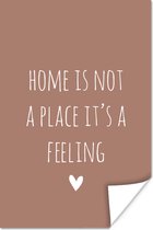 Poster Engelse quote "Home is not a place it's a feeling" met een hartje op een bruine achtergrond - 20x30 cm