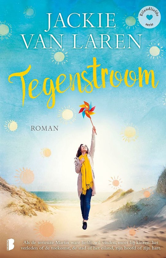 Een meisje met een gele sjaal houdt een kleurrijke windmolen omhoog op een zonnig strand, met de titel Tegenstroom van Jackie van Laren.