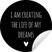 WallCircle - Muurstickers - Behangcirkel - Engelse quote "I am creating the life of my dreams" tegen een zwarte achtergrond - 80x80 cm - Muurcirkel - Zelfklevend - Ronde Behangsticker