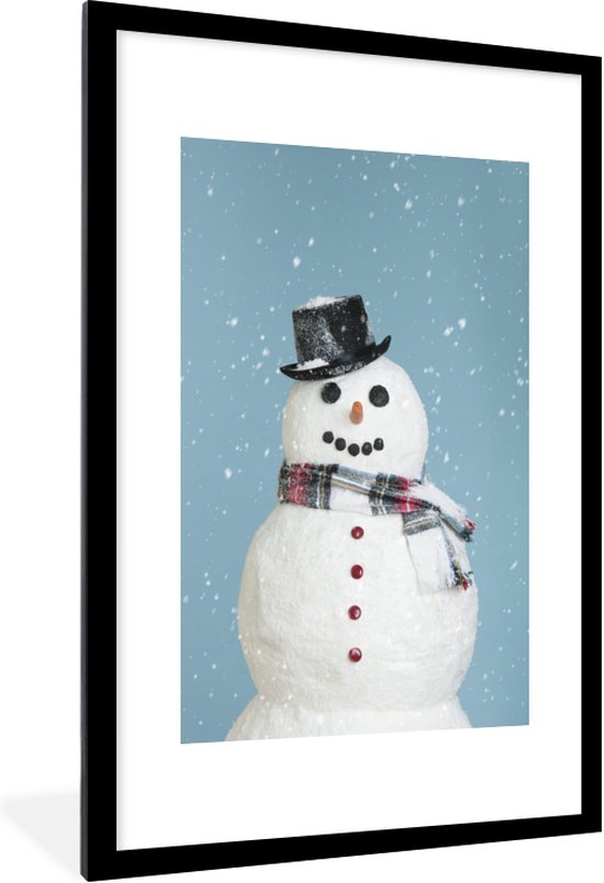 Fotolijst incl. Poster - Een blije sneeuwpop tijdens kerst met een lichtblauwe achtergrond - 60x90 cm - Posterlijst - Kerstmis Decoratie - Kerstversiering - Kerstdecoratie Woonkamer - Kerstversiering - Kerstdecoratie voor binnen - Kerstmis