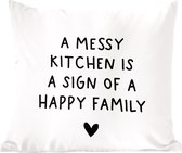 Sierkussens - Kussentjes Woonkamer - 60x60 cm - Engelse quote "A messy kitchen is a sign of a happy family" op een witte achtergrond