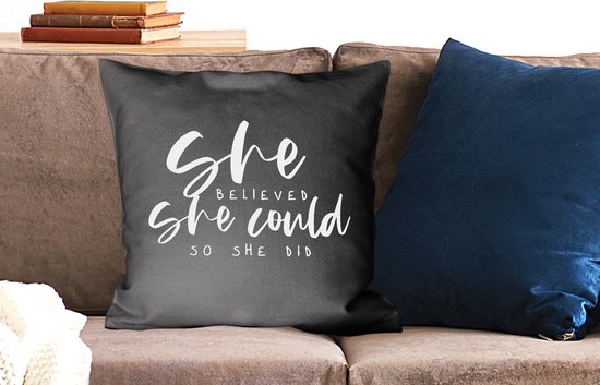Sierkussens - Kussentjes Woonkamer - 50x50 cm - Spreuken - She believed she could so she did - Quotes