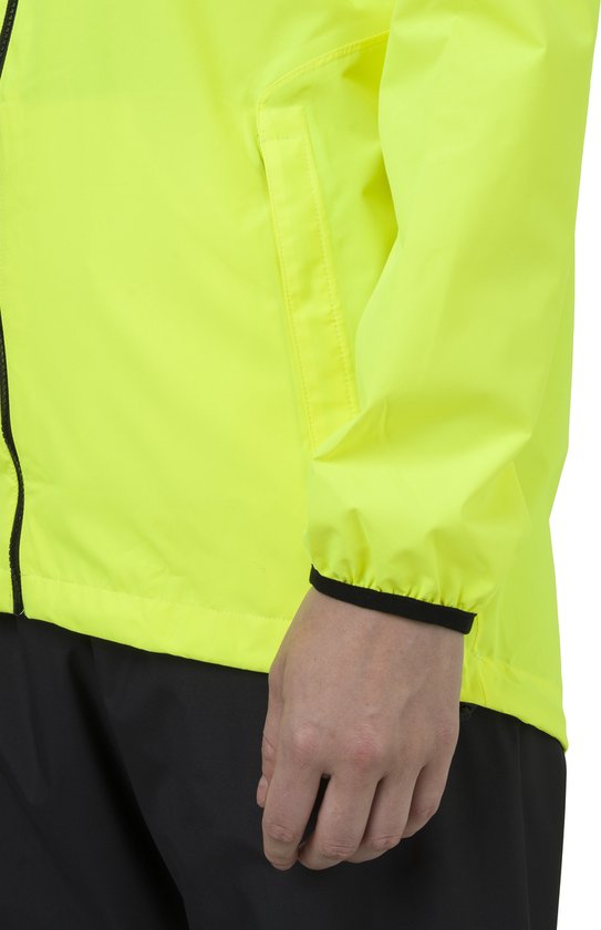 Felgele jas met zwarte bies aan de onderkant van de mouw.