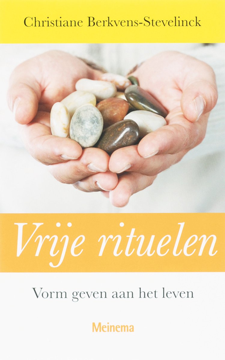 Boekomslag 'Vrije rituelen' met handen die stenen vasthouden. Titel 'Vrije rituelen' en subtitel 'Vorm geven aan het leven'. Gele band onderaan.