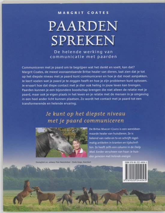 Boek 'Paarden Spreken' van Margrit Coates met een afbeelding van Margrit Coates die een paard streelt, en een groep paarden in een wei.