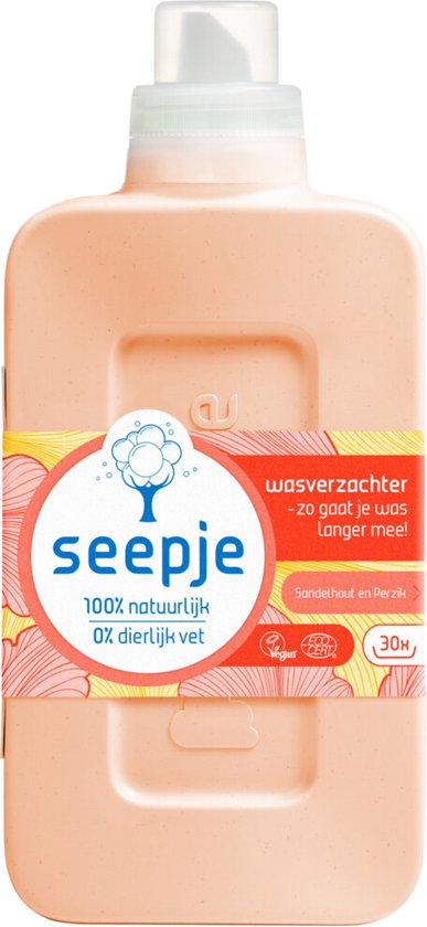 Fles perzik-kleurige wasverzachter met etiket 'seepje', 'wasverzachter - zo gaat je was langer mee!', 'Sandelhout en Perzik' en '30x'.