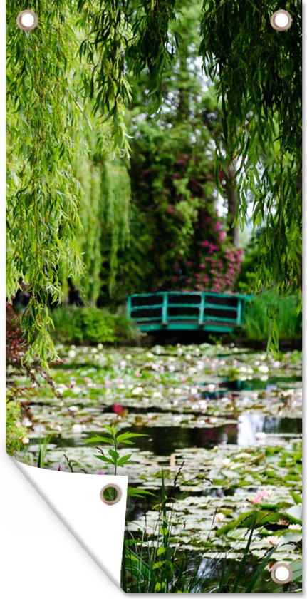 Tuinposter Japanse groene brug op een zomerdag in Monet's tuin in Frankrijk - 40x80 cm - Wanddecoratie Buiten - Tuinposter - Tuindoek - Schuttingposter - Tuinschilderij