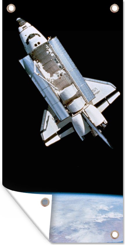 Tuinposter Een space shuttle zweeft in het heelal - 30x60 cm - Tuindoek - Buitenposter