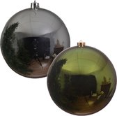 2x stuks grote kerstballen van 20 cm glans van kunststof groen en zilver - Kerstversiering