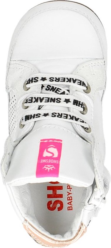 Witte babysneaker met 'SNEAKERS' op de veters en roze 'S' logo.