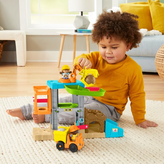 Kind speelt met de Little People bouwplaats-speelset met kraan en rots.
