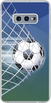 Geschikt voor Samsung Galaxy S10e hoesje - Een illustratie van een voetbal in het net -Jongens - Meisjes - Kinderen - Siliconen Telefoonhoesje