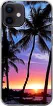 Geschikt voor iPhone 12 hoesje - Een silhouet van palmbomen tijdens een zonsondergang op Hawaii - Siliconen Telefoonhoesje