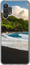 Geschikt voor Samsung Galaxy A32 5G hoesje - Een zwart zandstrand van Hawaii - Siliconen Telefoonhoesje