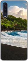 Geschikt voor Samsung Galaxy A50 hoesje - Een zwart zandstrand van Hawaii - Siliconen Telefoonhoesje