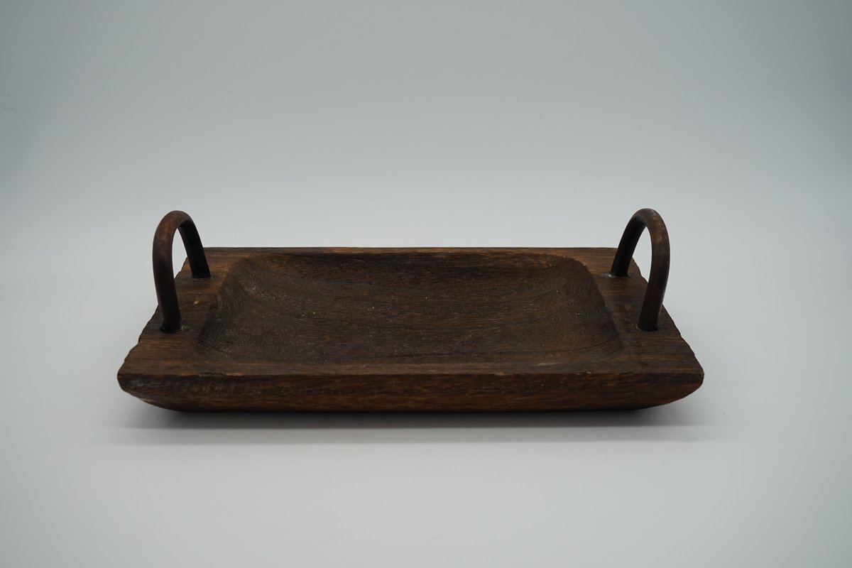 Houten dienblad met handgrepen voor het serveren van voedsel