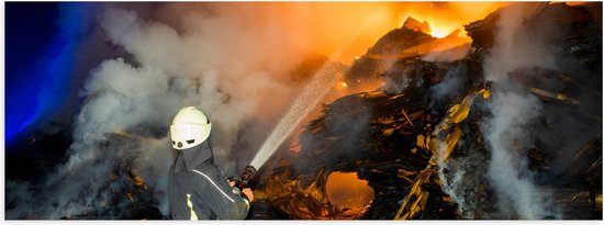 Poster (Mat) - Brandweerman in Actie bij Rampplek - 90x30 cm Foto op Posterpapier met een Matte look