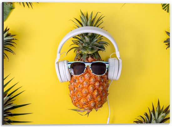 Dibond - Ananas met Witte Headset op Felgele Achtergrond - 40x30 cm Foto op Aluminium (Met Ophangsysteem)