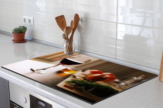 KitchenYeah® Inductie beschermer 81x52 cm - Lekkere rode wijn met groenten - Kookplaataccessoires - Afdekplaat voor kookplaat - Inductiebeschermer - Inductiemat - Inductieplaat mat