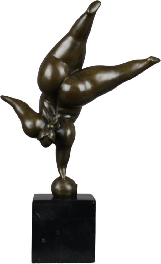 Bronzen beeldje - Balancerende dame - Dikke dames - 33,5 cm hoog