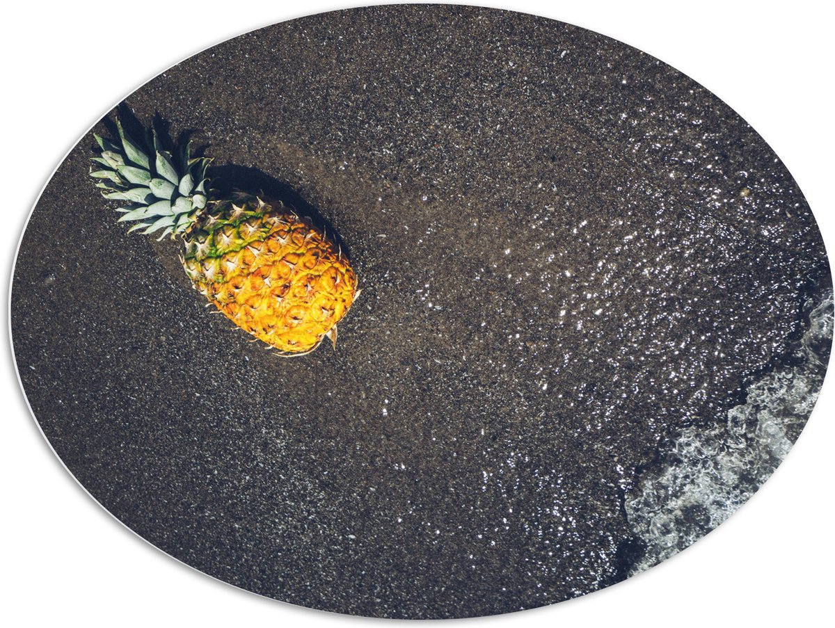 PVC Schuimplaat Ovaal - Ananas op het Strand met Zee - 108x81 cm Foto op Ovaal (Met Ophangsysteem)
