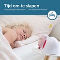 Sam Slaaptrainer met gesloten ogen, roze wangen, rood nachtlampje, naast een slapend meisje.