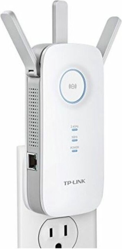 Witte TP-Link WiFi Range Extender in een stopcontact, met twee antennes en indicatielampjes.