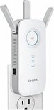 Witte TP-Link WiFi Range Extender in een stopcontact, met twee antennes en indicatielampjes.