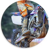 Dibond Muurcirkel - Motorcrosser in Oranje Pak Rijdend op Parcours - 50x50 cm Foto op Aluminium Muurcirkel (met ophangsysteem)