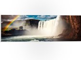 PVC Schuimplaat - Grote Heldere Regenboog boven Meer bij Watervallen - 60x20 cm Foto op PVC Schuimplaat (Met Ophangsysteem)