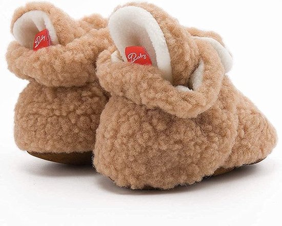 Bruine teddy babyslofjes met opgerolde boord, witte voering en rode label.
