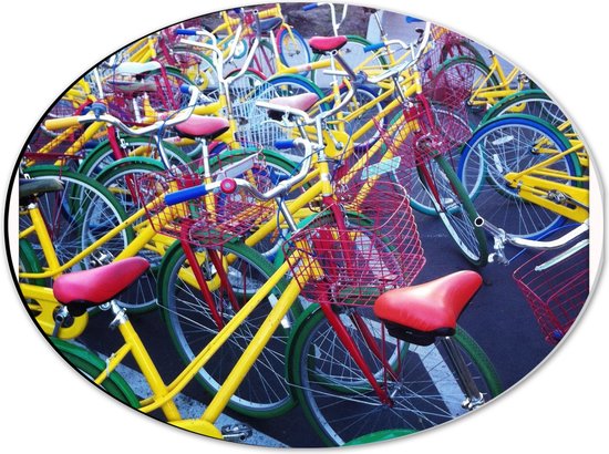 Dibond Ovaal - Vele Kleurrijke Fietsen Geparkeerd in Straat van Dorpje - 40x30 cm Foto op Ovaal (Met Ophangsysteem)