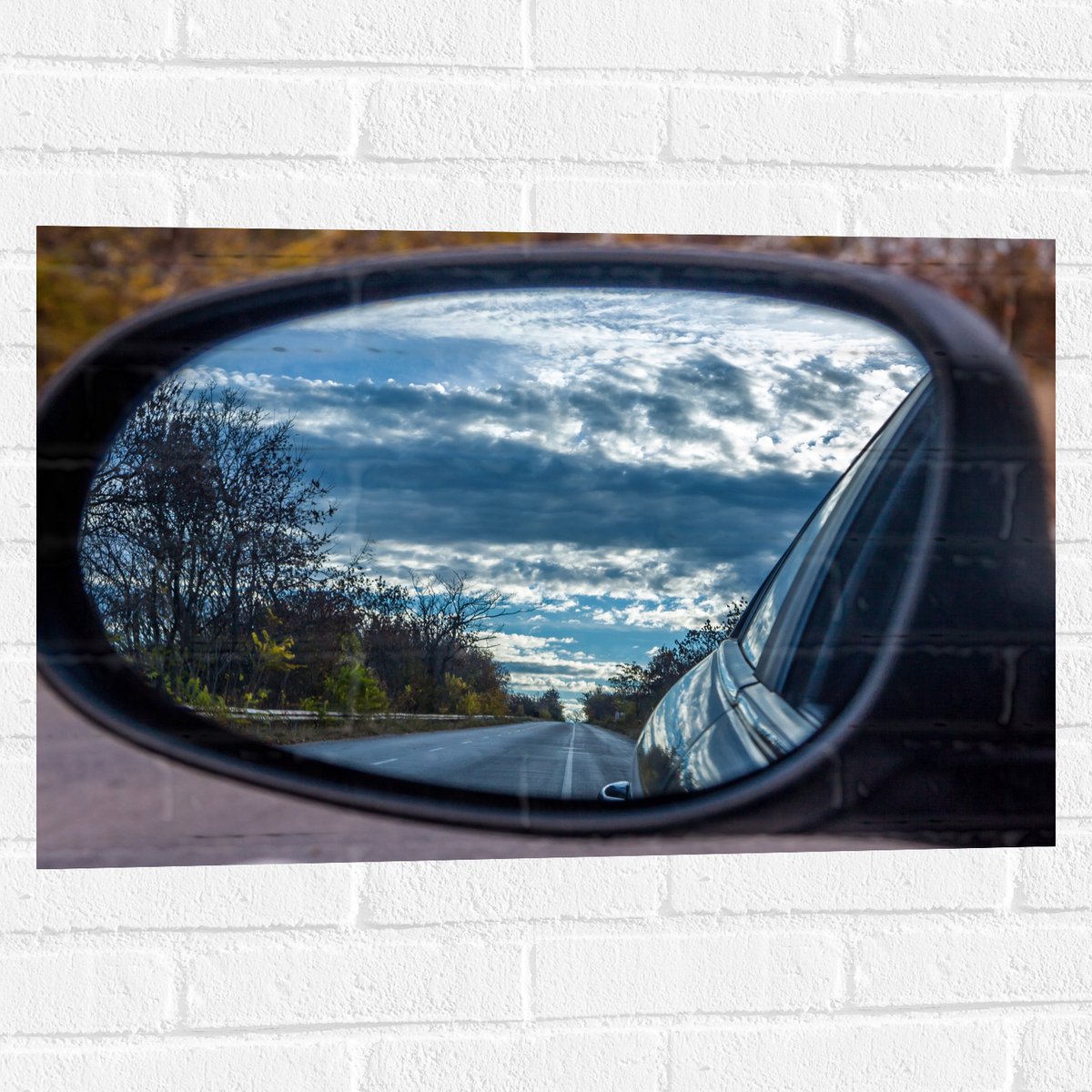 Muursticker - Uitzicht op Bomen langs de Weg vanuit Autospiegel - 75x50 cm Foto op Muursti