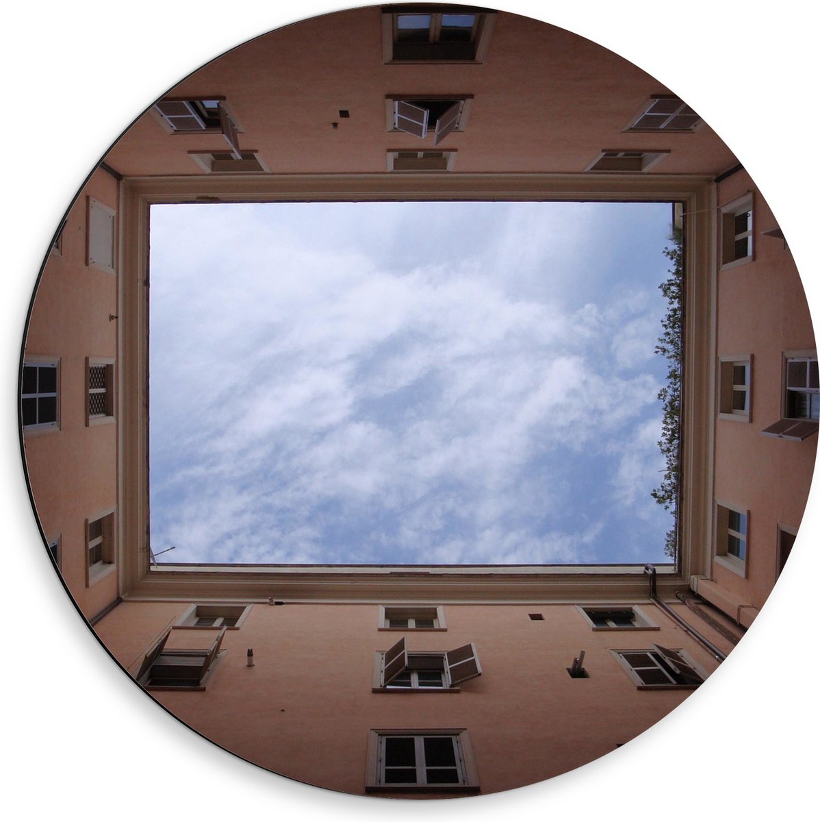 Dibond Muurcirkel - Binnenplaats van Roze Gebouw onder Sluierbewolking - 50x50 cm Foto op Aluminium Muurcirkel (met ophangsysteem)