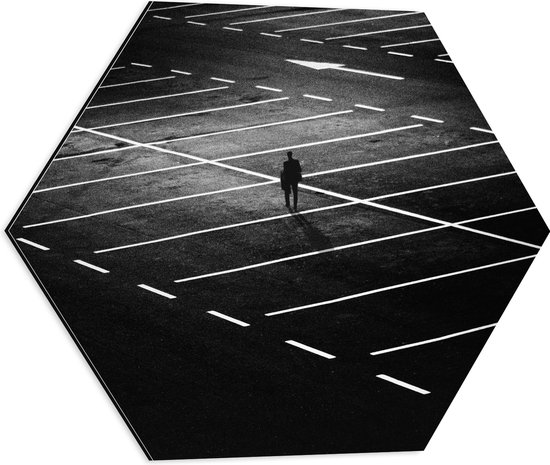 Dibond Hexagon - Man Lopend op Lege Parkeerplaats (Zwart-wit) - 50x43.5 cm Foto op Hexagon (Met Ophangsysteem)