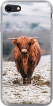 Geschikt voor iPhone SE 2020 hoesje - Schotse Hooglander - Sneeuw - Berg - Siliconen Telefoonhoesje