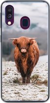Geschikt voor Samsung Galaxy A40 hoesje - Schotse Hooglander - Sneeuw - Berg - Siliconen Telefoonhoesje
