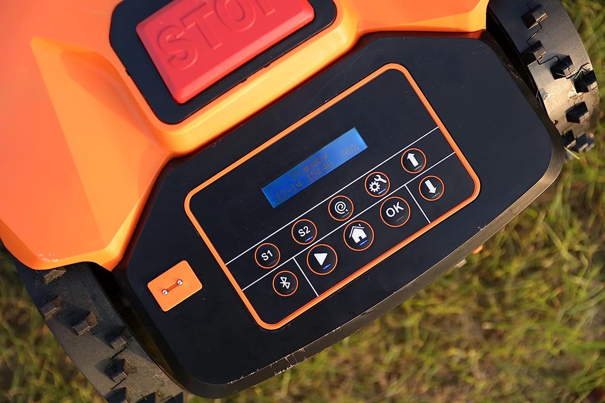 Afbeelding 2 van Yard Force XPower 400 - Robotgrasmaaier - Grasmaaiers - 400m² - Bluetooth en App besturing - Regensensor - 40% Helling - 20V Li-Ionen Accu - Zwart/Oranje - Yardforce - Robotmaaiers - Grasmaaier