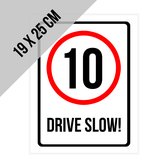 Pictogram/ bord | "Drive slow!" - 10 km/u | 19 x 25 cm | Dikte: 1 mm | Traag rijden | Gevaar | Stapvoets | Recreatie | Wandelaars | Privé weg | Garage | Ondergrondse parking | Dikte: 1 mm | 1 stuk
