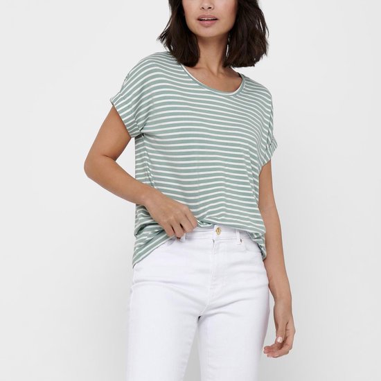 Groen gestreept T-shirt met korte, omgeslagen mouwen, gedragen door een model.