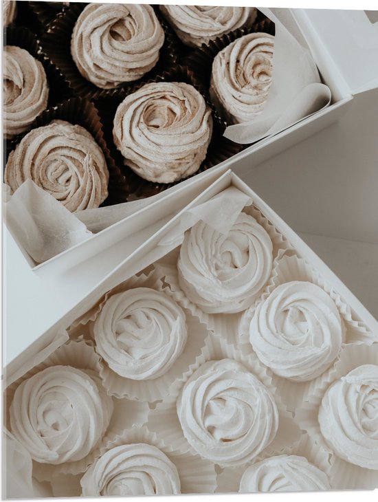 Acrylglas - Cupcakes in Doosjes met Witte Botercrème - 60x80 cm Foto op Acrylglas (Met Ophangsysteem)