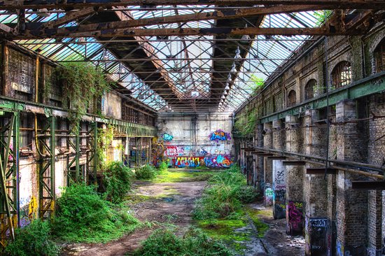 Tuinposter - Urbex / Gebouw / Oud - bruin / blauw / beige / wit / zwart - 160 x 240 cm.